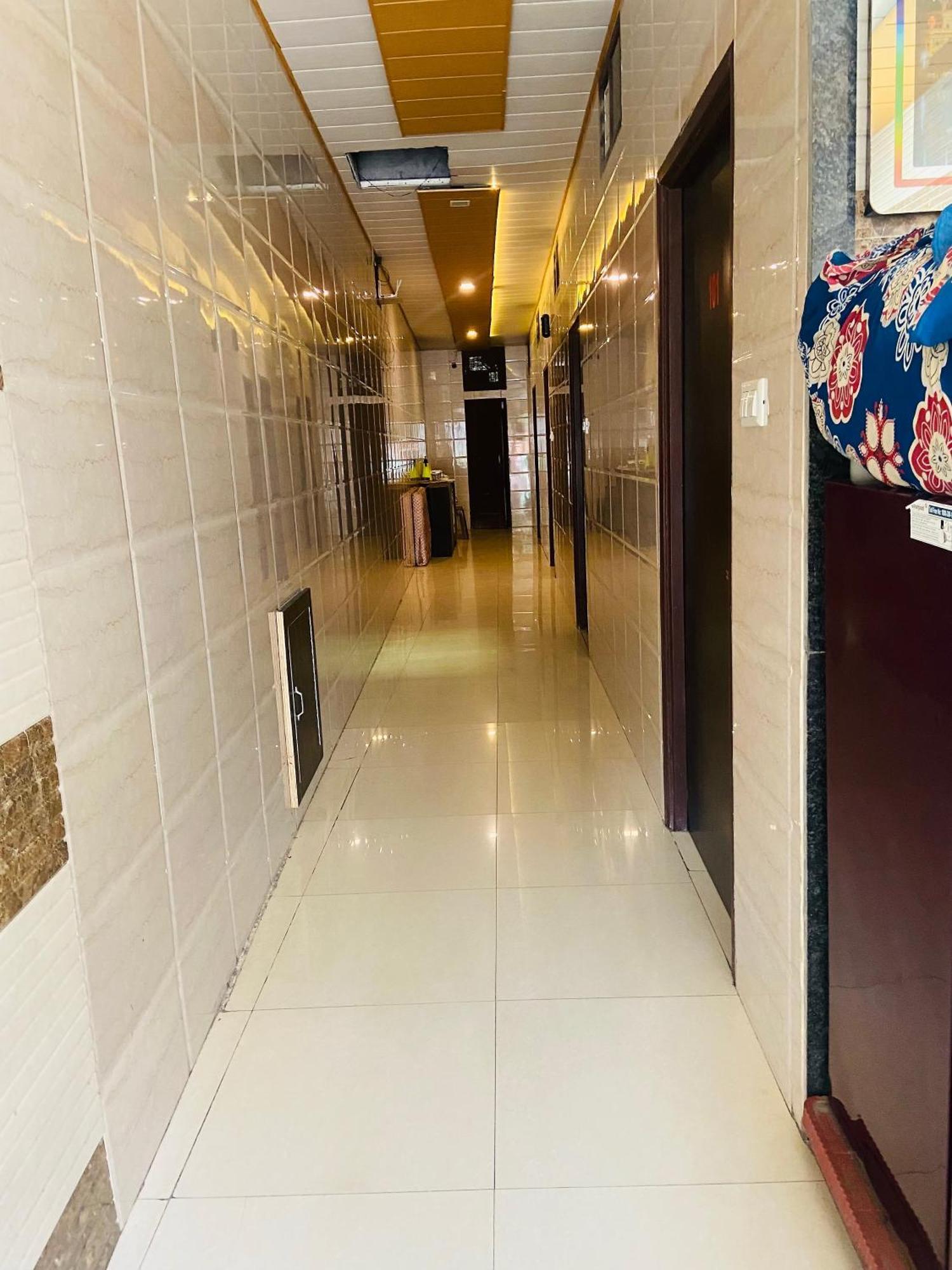 Couette-café Crystal Plaza Delhi Airport *